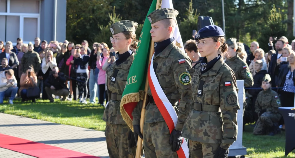 Wiadomości, Ślubowanie współpraca wojskiem Wielkie święto szkoły Gościnie zdjęcia - zdjęcie, fotografia