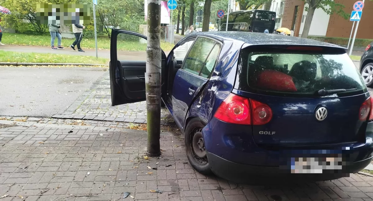 Wypadki drogowe, Zderzenie volkswagena dzielnicy uzdrowiskowej odbiło latarni - zdjęcie, fotografia