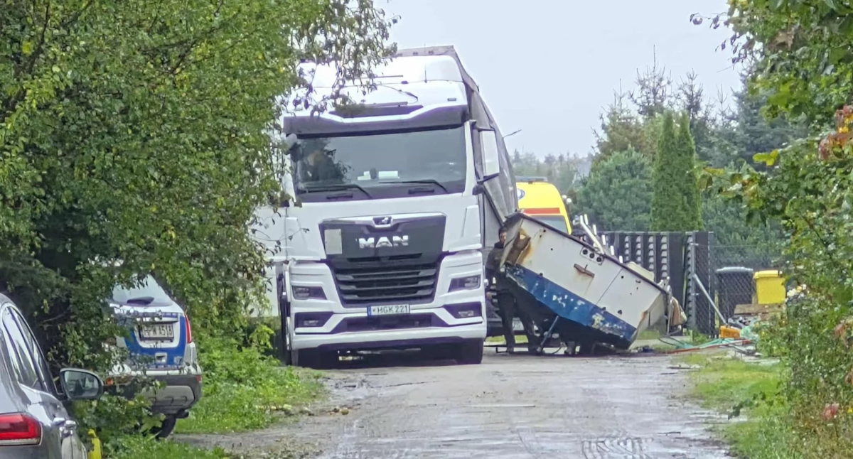 Wiadomości, Wypadek rozładunku Łódź spadła mężczyznę - zdjęcie, fotografia