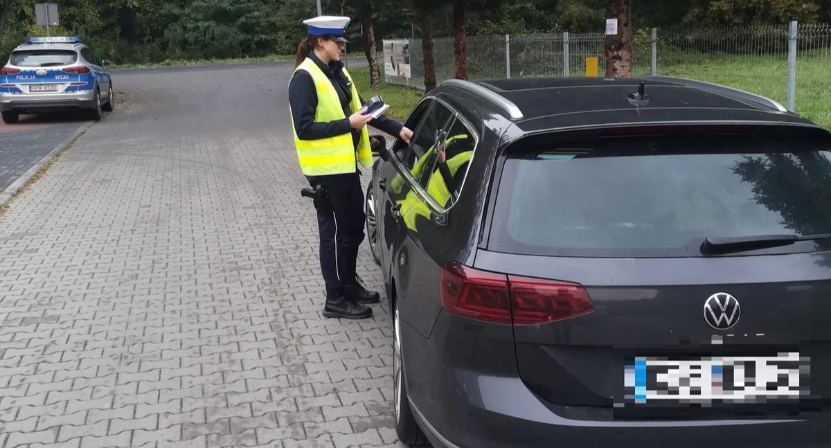 Kronika policyjna, latek kierownicą samochodu Wpadł podczas policyjnej akcji - zdjęcie, fotografia