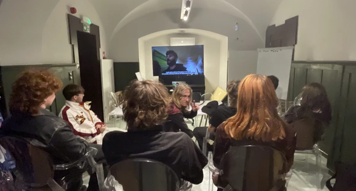 Wiadomości, Filmowy reportaż Adebarze Dziś mrocznych kulisach przemysłu - zdjęcie, fotografia