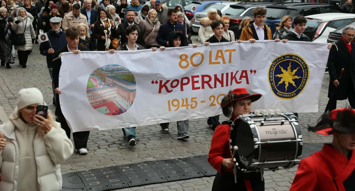 Wiadomości, Barwny przemarsz Kopernika ulicami Kołobrzegu zdjęcia - zdjęcie, fotografia