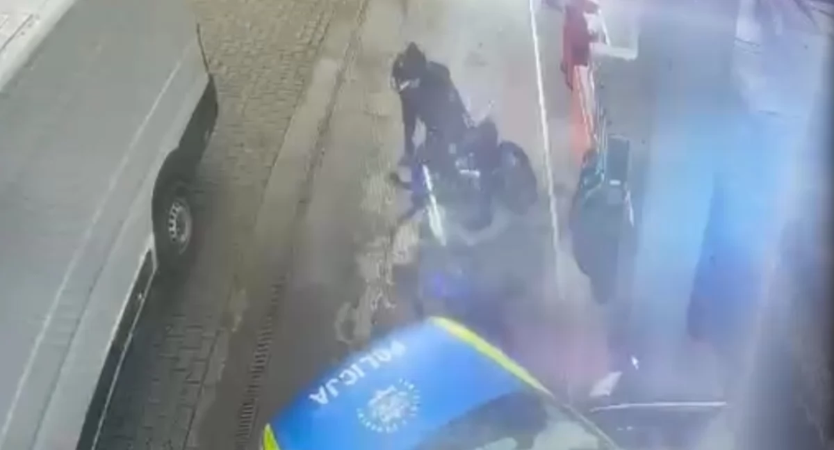 Wiadomości, Uciekając przed policją rozbił radiowóz latek jechał uprawnień - zdjęcie, fotografia