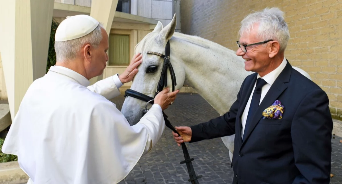 Wiadomości, Właściciel podkołobrzeskiej stadniny wyjątkowym darem papieża dostał konia - zdjęcie, fotografia