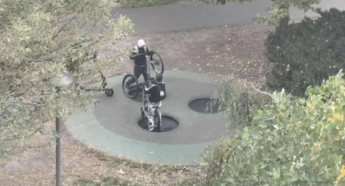 Wiadomości, Rowerem trampolinie czyli dlaczego psują zabawki placach zabaw - zdjęcie, fotografia