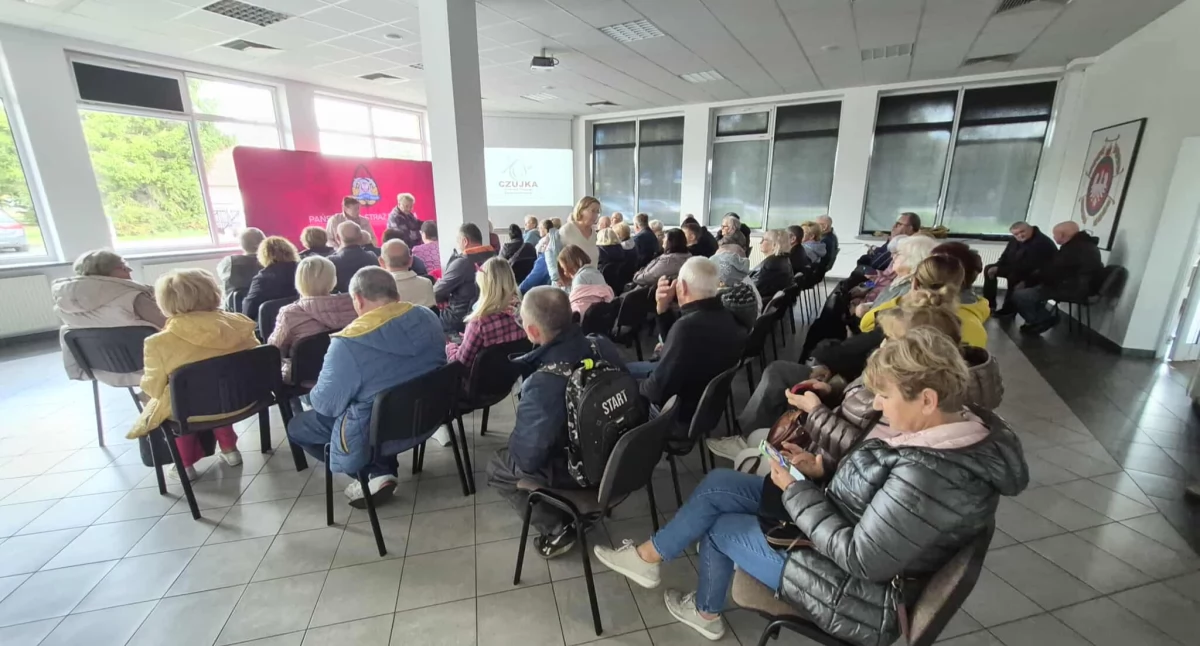 Wiadomości, Strażacy Kołobrzegu rozdawali czujniki czadu pokazywali ratować życie - zdjęcie, fotografia