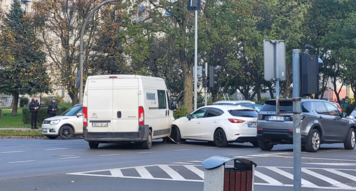 Wypadki drogowe, Zderzenie ruchliwym skrzyżowaniu Uwaga kierowcy utrudnienia ruchu - zdjęcie, fotografia