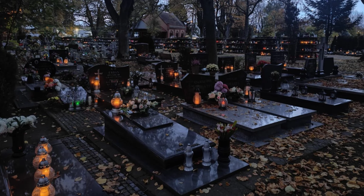 Wiadomości, Kołobrzeżanie porządkują groby Cmentarz świątecznej oprawie - zdjęcie, fotografia