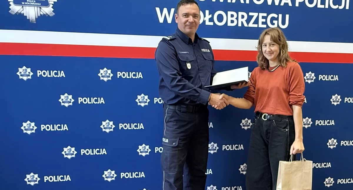 Wiadomości, Znalazła oddała Policja nagrodziła uczciwą mieszkankę Kołobrzegu - zdjęcie, fotografia