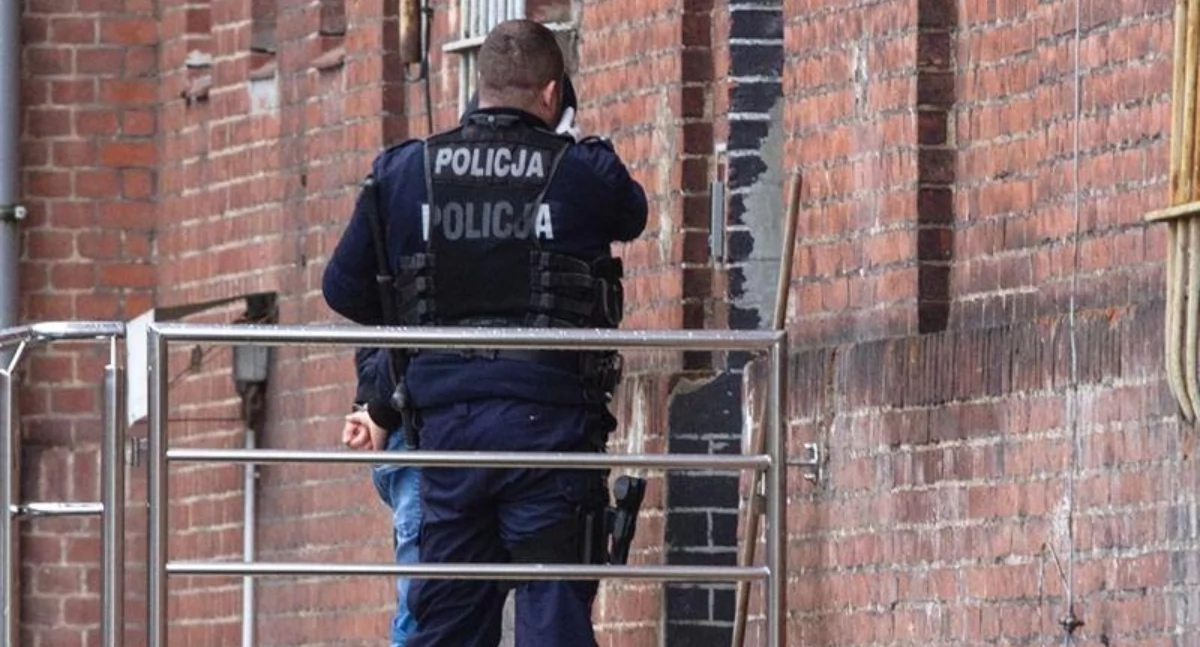 Kronika policyjna, kobiety dwóch poszukiwanych mężczyzn zatrzmanych przez policję - zdjęcie, fotografia