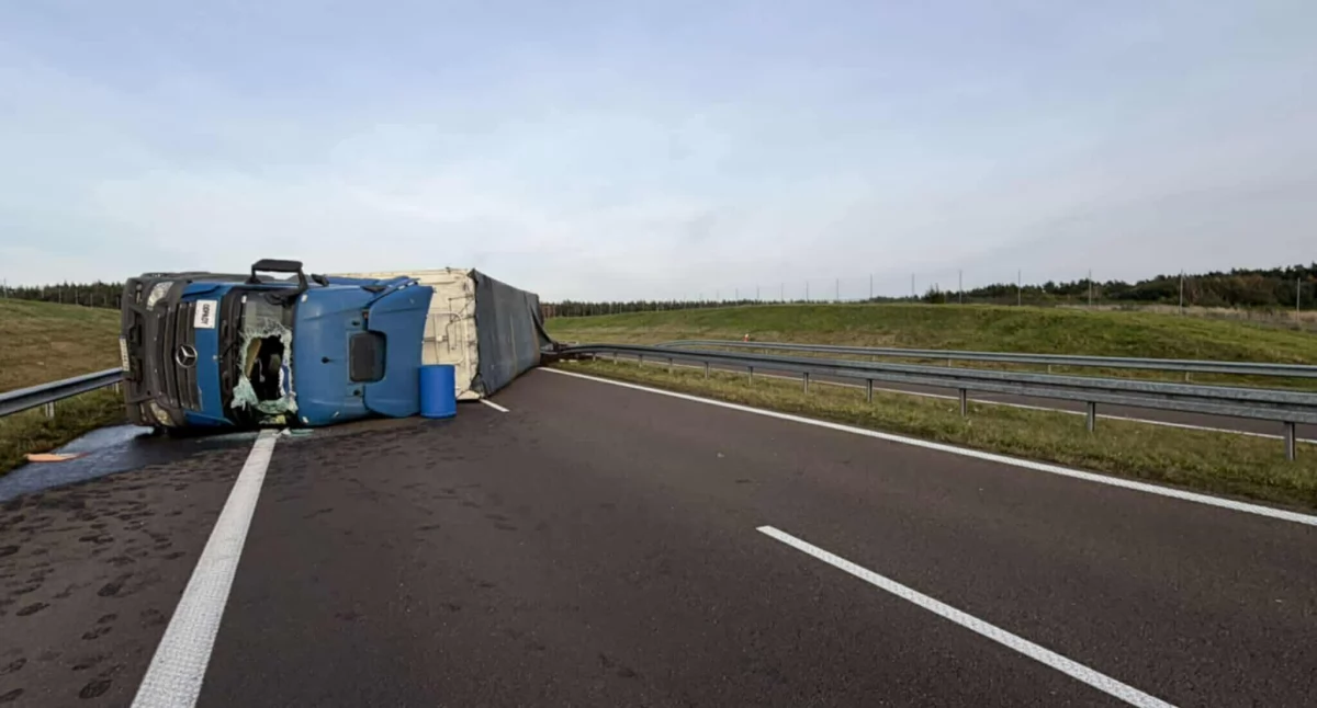 Wypadki drogowe, Utrudnienia Ciężarówka przewróciła blokuje drogę - zdjęcie, fotografia