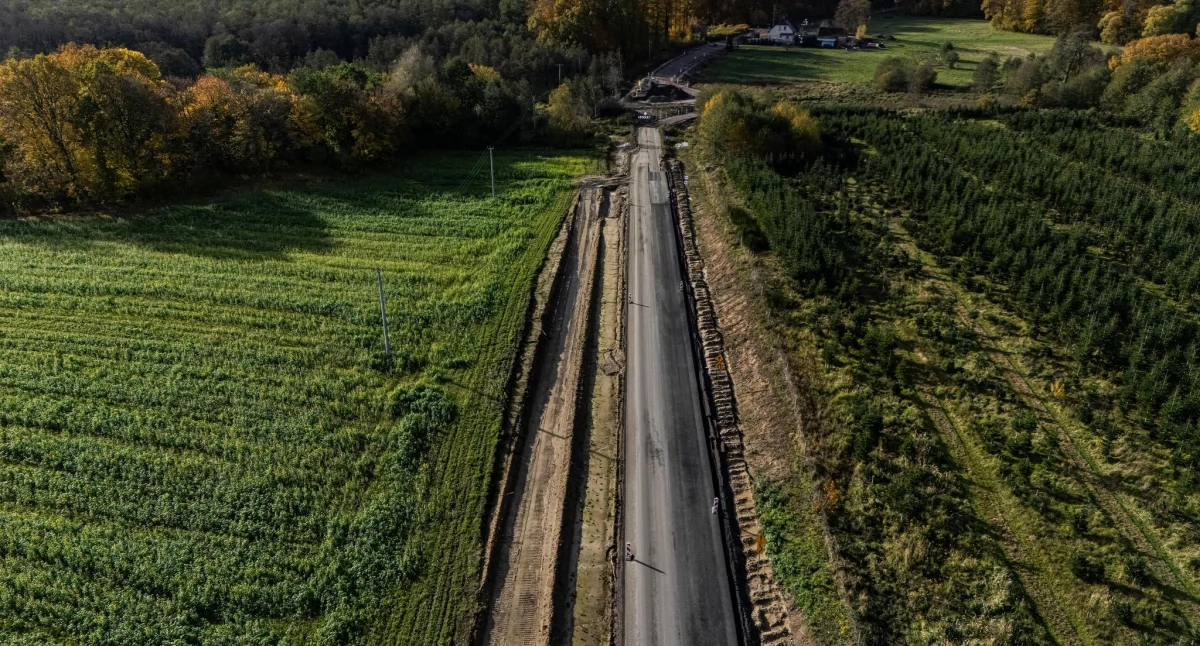 Wiadomości, Modernizacja przyspiesza Zobacz dzieję placu budowy drogi Kołobrzeg–Trzebiatów - zdjęcie, fotografia