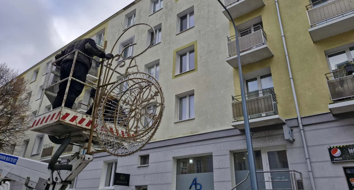 Wiadomości, Kołobrzeg stroi święta Iluminacje rozświetlą miasto Mikołajek - zdjęcie, fotografia