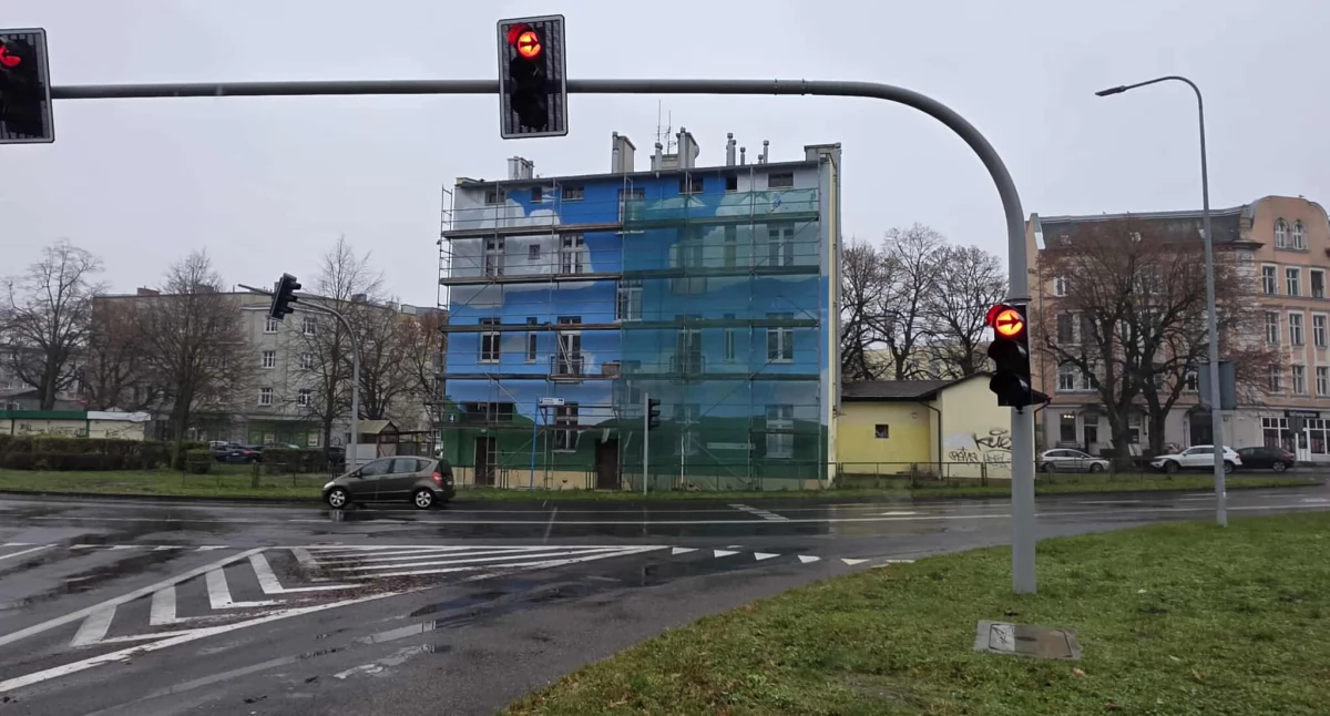 Wiadomości, kamienicy centrum miasta powstaje wielkoformatowy mural - zdjęcie, fotografia