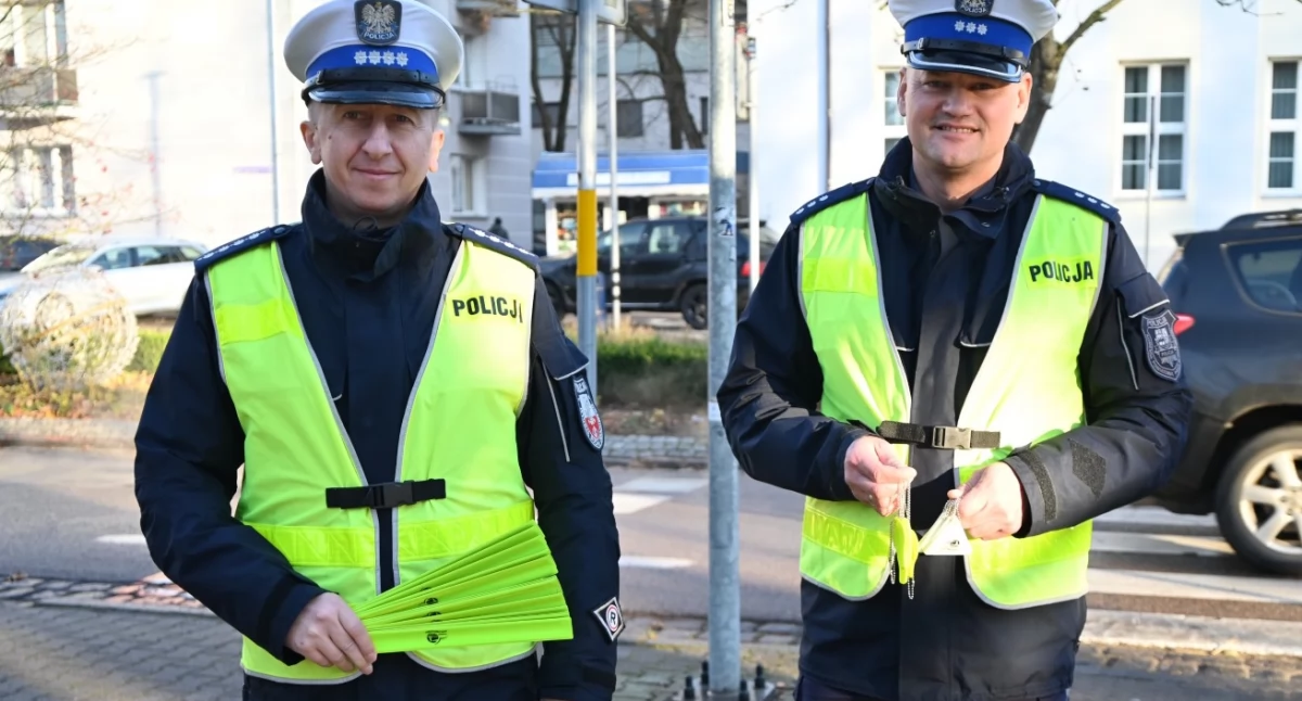 Wiadomości, Starostwo rozdaje darmowe odblaski Ruszyła akcja mieszkańców powiatu - zdjęcie, fotografia