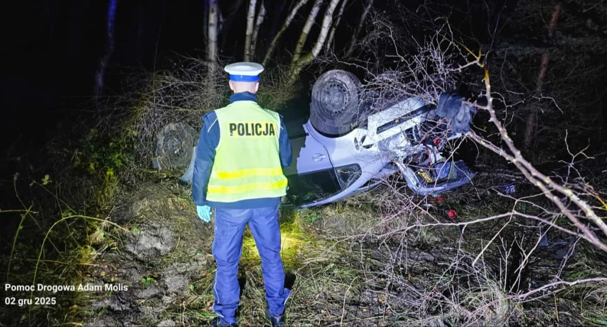 Wypadki drogowe, Volkswagen wypadł drogi dachował Kierowca oddalił przed przyjazdem służb - zdjęcie, fotografia