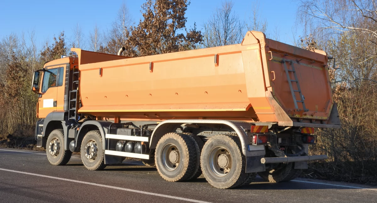 Artykuły Partnerskie, Dlaczego wywrotki pozostają podstawą ciężkiego transportu zmieniły pracę budowach całej Polsce - zdjęcie, fotografia