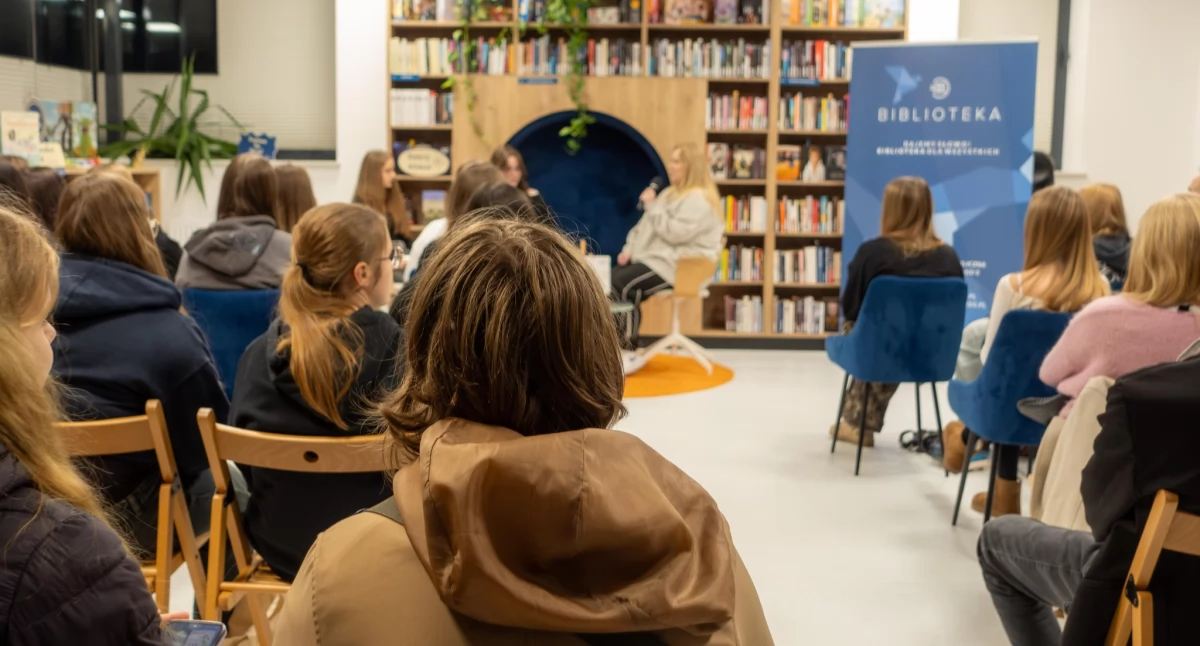 Biblioteka, Grudzień kołobrzeską biblioteką ciekawego czeka mieszkańców - zdjęcie, fotografia