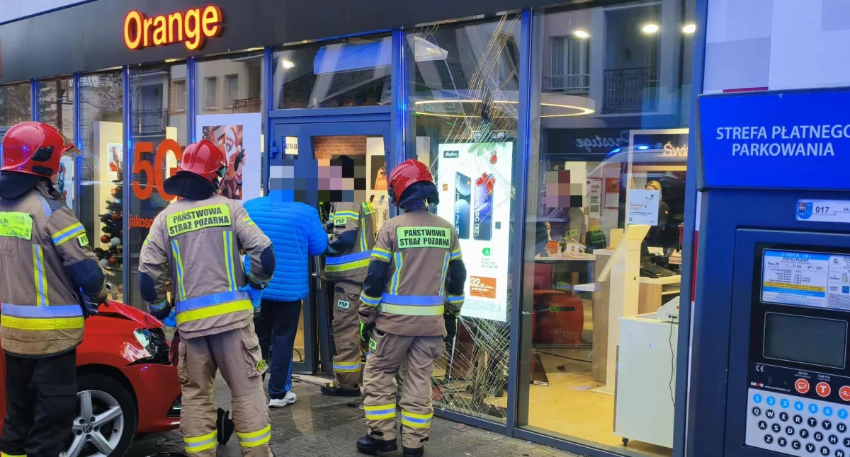 Wiadomości, Kobieta wjechała autem witrynę salonu Orangę Służby wyjaśniają okoliczności zdarzenia - zdjęcie, fotografia