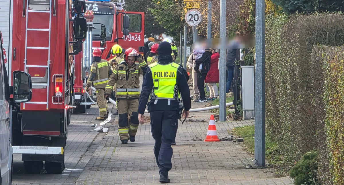 Straż Pożarna, Pożar wielorodzinnego miejscu pięć jednostek straży pożarnej - zdjęcie, fotografia
