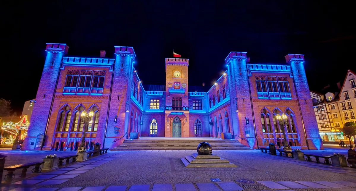 Wiadomości, Niebieskie iluminacje miejskich obiektów - zdjęcie, fotografia
