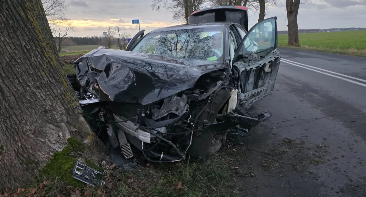 Wypadki drogowe, Zderzenie dwóch samochodów Droga zablokowana policja wyznacza objazdy - zdjęcie, fotografia