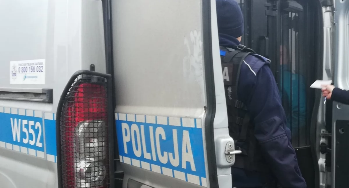 Kronika policyjna, Rozpowszechniał nagie zdjęcia teraz trafi aresztu Policja zatrzymała Ustroniu Morskim - zdjęcie, fotografia