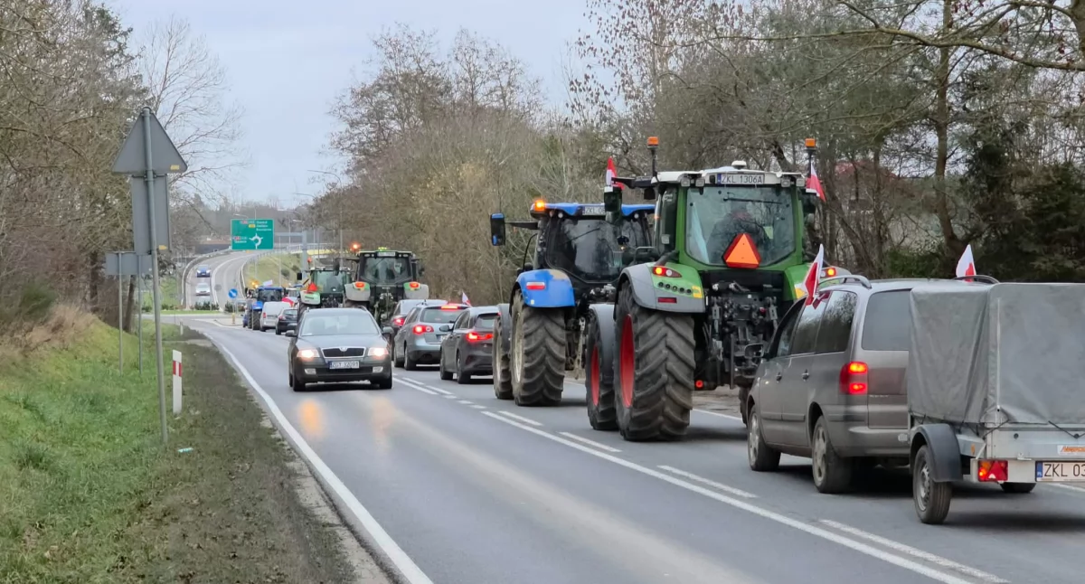 Wiadomości, Protest rolników Kołobrzegu Ciągniki spowalniały - zdjęcie, fotografia