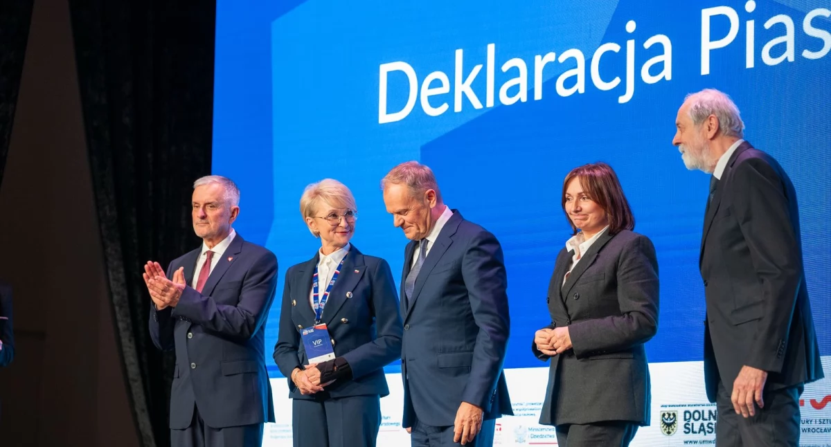 Wiadomości, Premier prezydent Mieczkowska podczas jednego wystąpienia „Tu Polska! - zdjęcie, fotografia