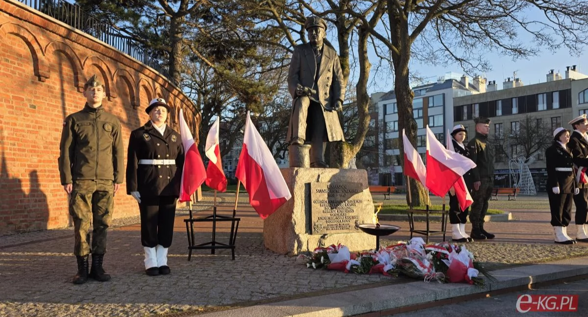 Wiadomości, Kołobrzeg uczcił rocznicę śmierci kontradmirała Stanisława Mieszkowskiego - zdjęcie, fotografia