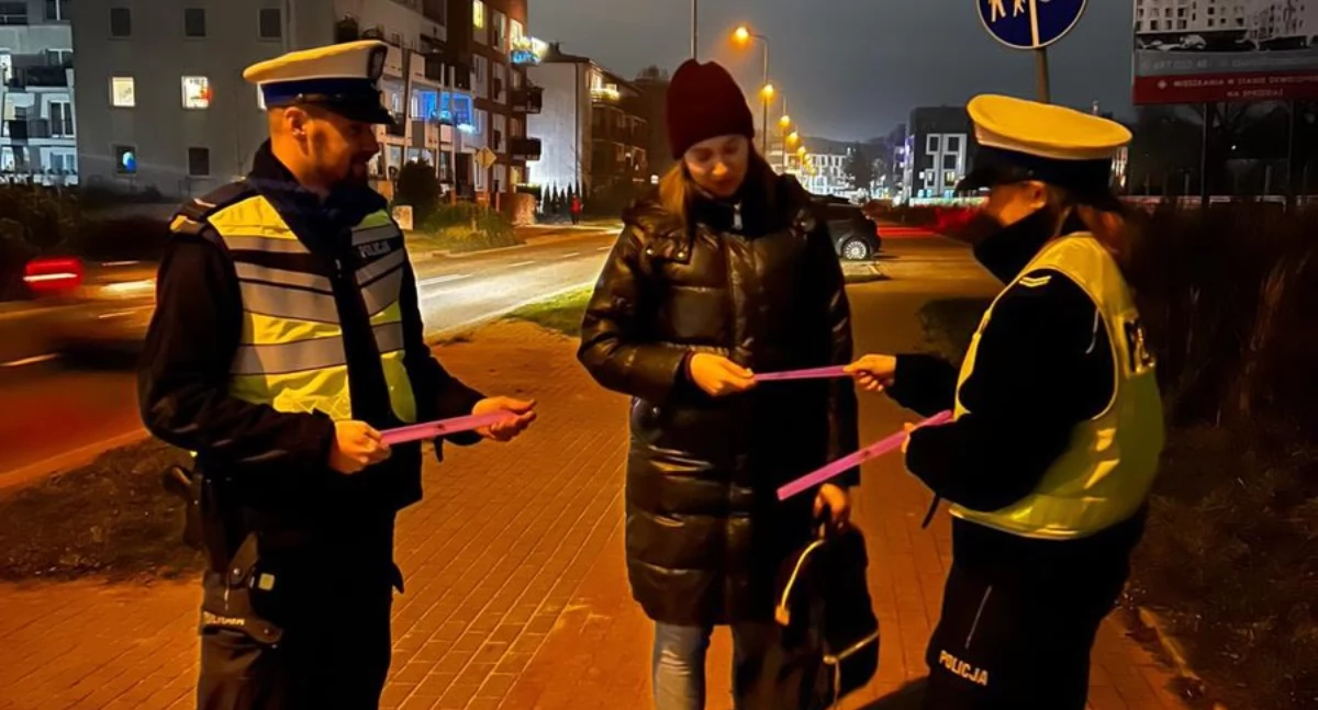 Wiadomości, Jeden mały element większe bezpieczeństwo Drogówka rozdawała odblaski - zdjęcie, fotografia