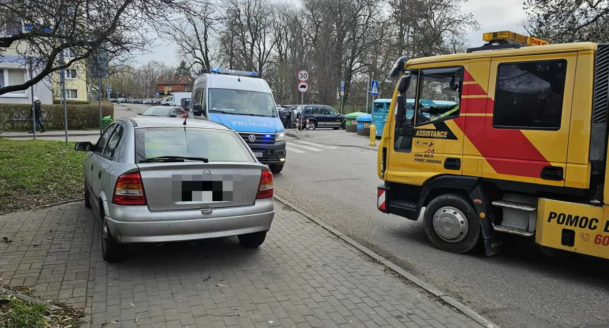 Kronika policyjna, Zablokował chodnik zniknął Skończyło lawetą mandatem - zdjęcie, fotografia