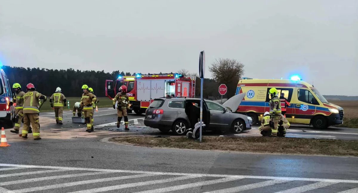 Wiadomości, Zderzenie dwóch samochodów Droga zablokowana - zdjęcie, fotografia
