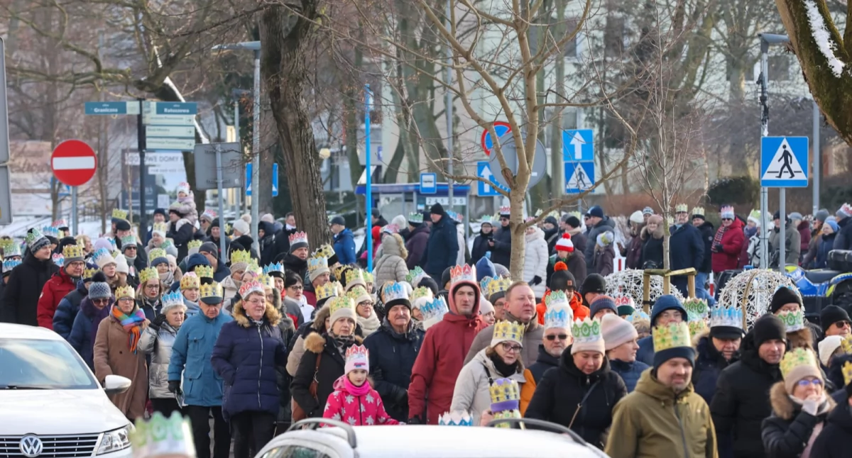 Wiadomości, Tłumy wiernych ulicach Kołobrzegu Szósty Orszak Trzech Króli przeszedł przez miasto zdjęcia - zdjęcie, fotografia