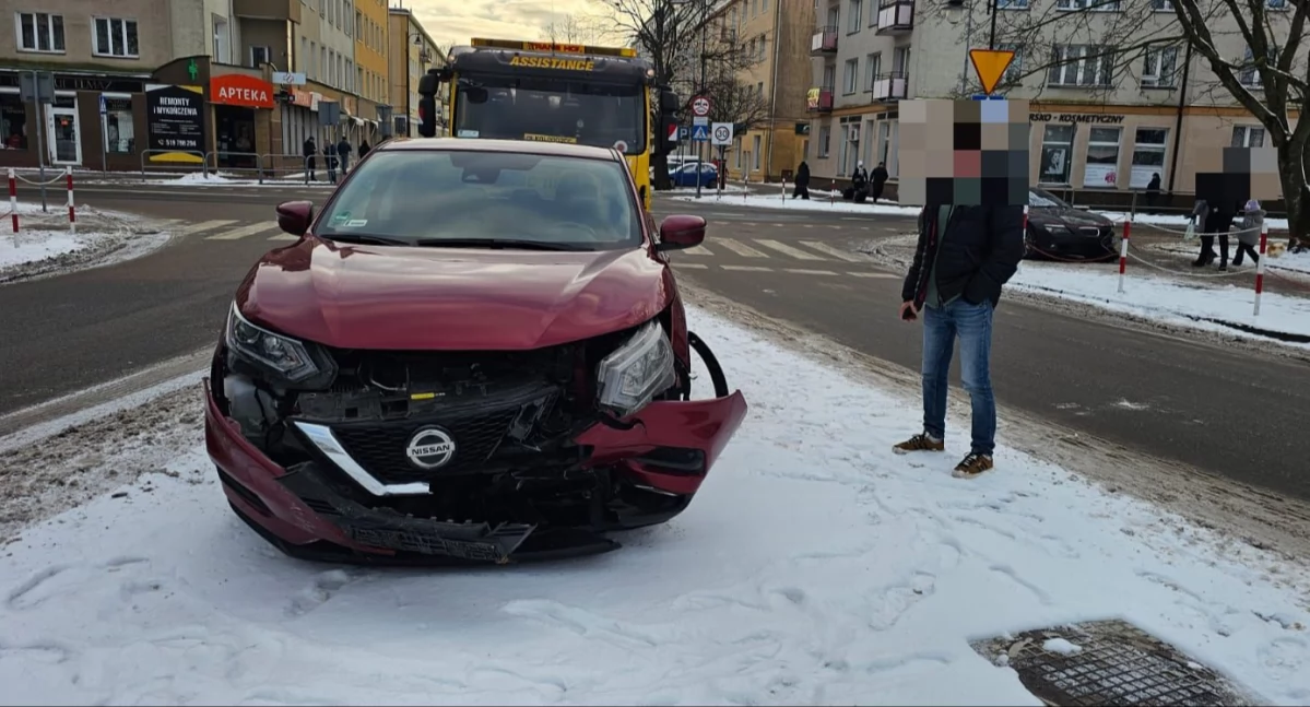 Wypadki drogowe, Zderzenie centrum miasta Nissan mocno rozbite - zdjęcie, fotografia