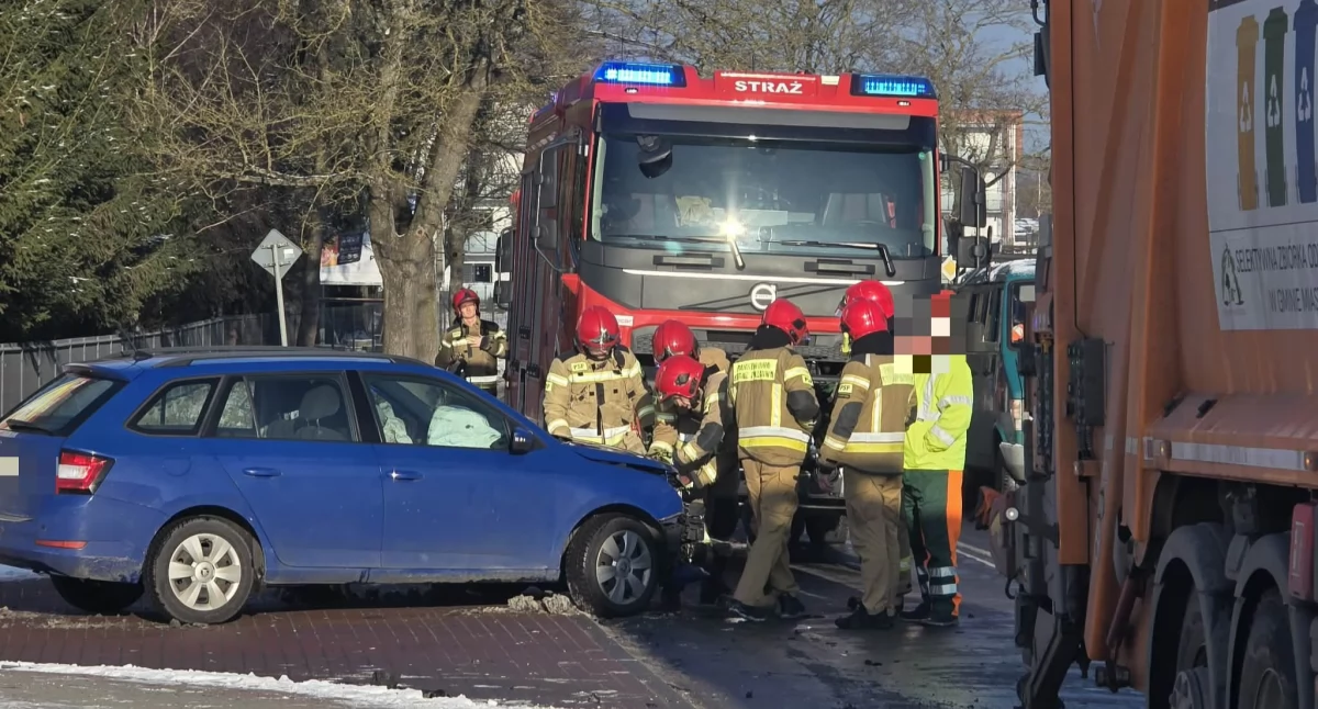 Wypadki drogowe, Uderzył śmieciarkę Kolizja skrzyżowaniu Zieleniewie - zdjęcie, fotografia