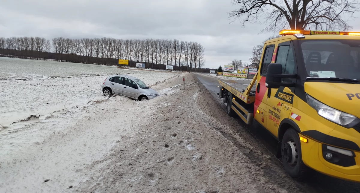 Wiadomości, Straciła panowanie pojazdem wjechała - zdjęcie, fotografia