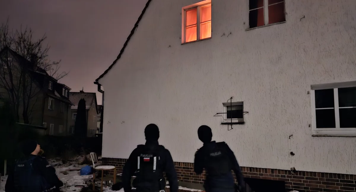 Kronika policyjna, Nocny pożar pustostanu Kołobrzegu Policjanci zauważyli ogień poddaszu - zdjęcie, fotografia