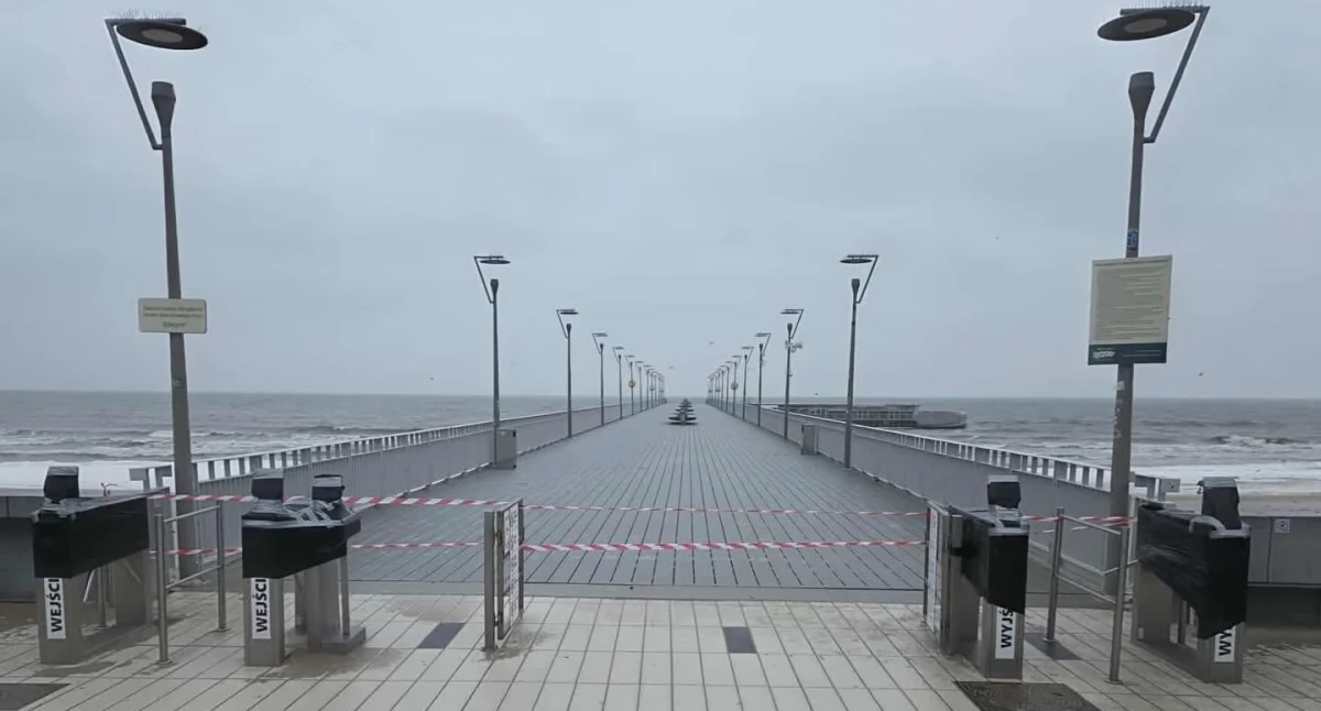 Wiadomości, Kołobrzegu czasowo zamknięte Powodem bardzo trudne warunki atmosferyczne - zdjęcie, fotografia