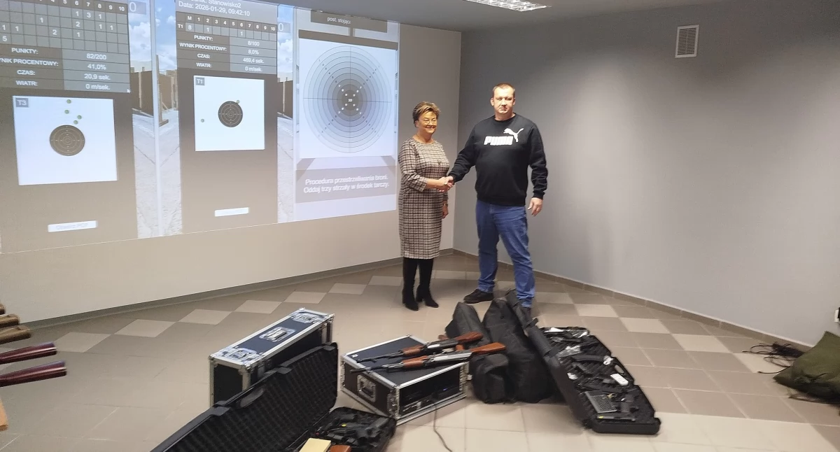 Wiadomości, Sprzęt ponad trafił szkoły Gościnie zestawy wirtualnych strzelnic laserowych - zdjęcie, fotografia