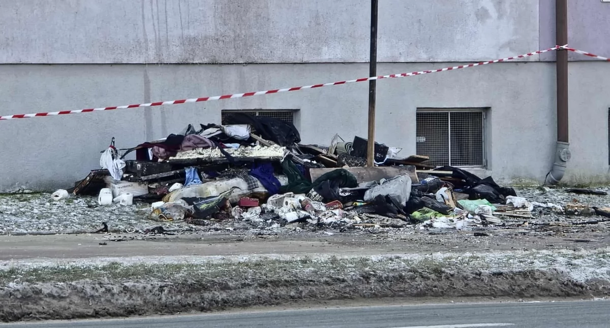 Straż Pożarna, Nocny pożar mieszkania Jedna osoba wymagała pomocy - zdjęcie, fotografia