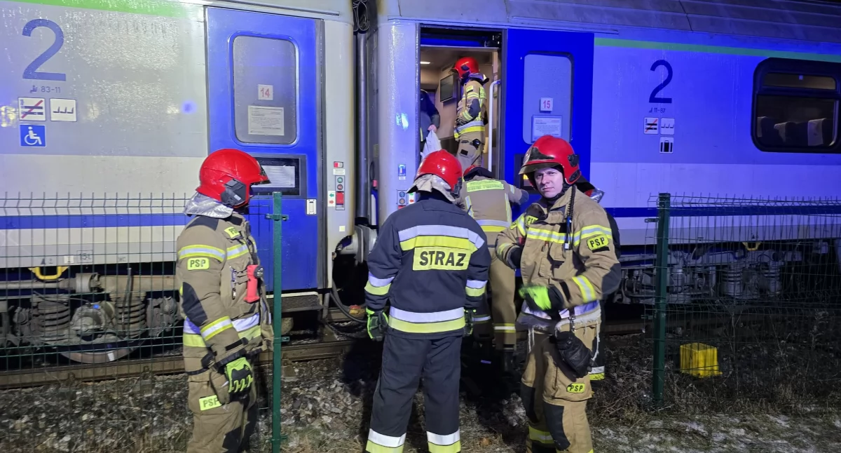 Wiadomości, Zerwana trakcja Kołobrzegu zatrzymała pociąg Krakowa ewakuacja pasażerów - zdjęcie, fotografia