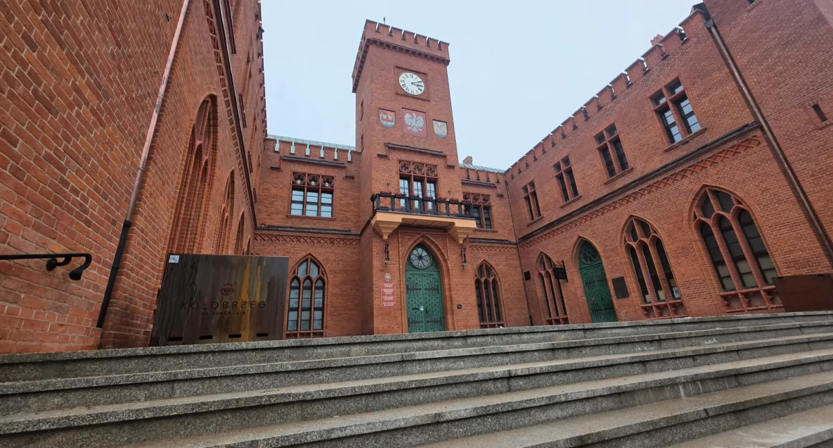 Wiadomości, kosztuje utrzymanie czystości kołobrzeskiego ratusza Magistrat rozstrzygnął przetarg - zdjęcie, fotografia