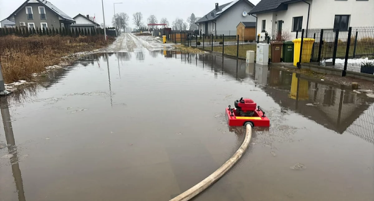 Straż Pożarna, Strażacy interweniowali ciągu Roztopy dały znaki - zdjęcie, fotografia