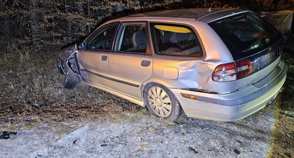 Wypadki drogowe, Volvo wylądowało rowie starej „jedenastce” Kierowca zniknął - zdjęcie, fotografia