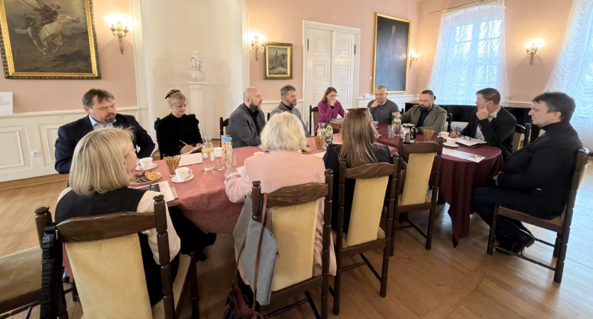 Starostwo Powiatowe, Przyszłość Muzeum Oręża Polskiego tematem posiedzenia - zdjęcie, fotografia