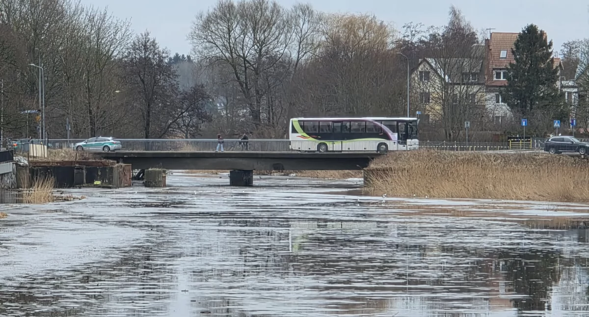 Wiadomości, Parsęta wysokim stanem Wydano alert - zdjęcie, fotografia