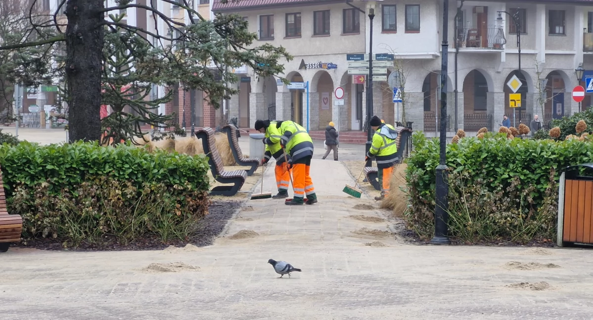Wiadomości, zrobiła plażę chodnikach usuwanie piasku chodników jezdni - zdjęcie, fotografia