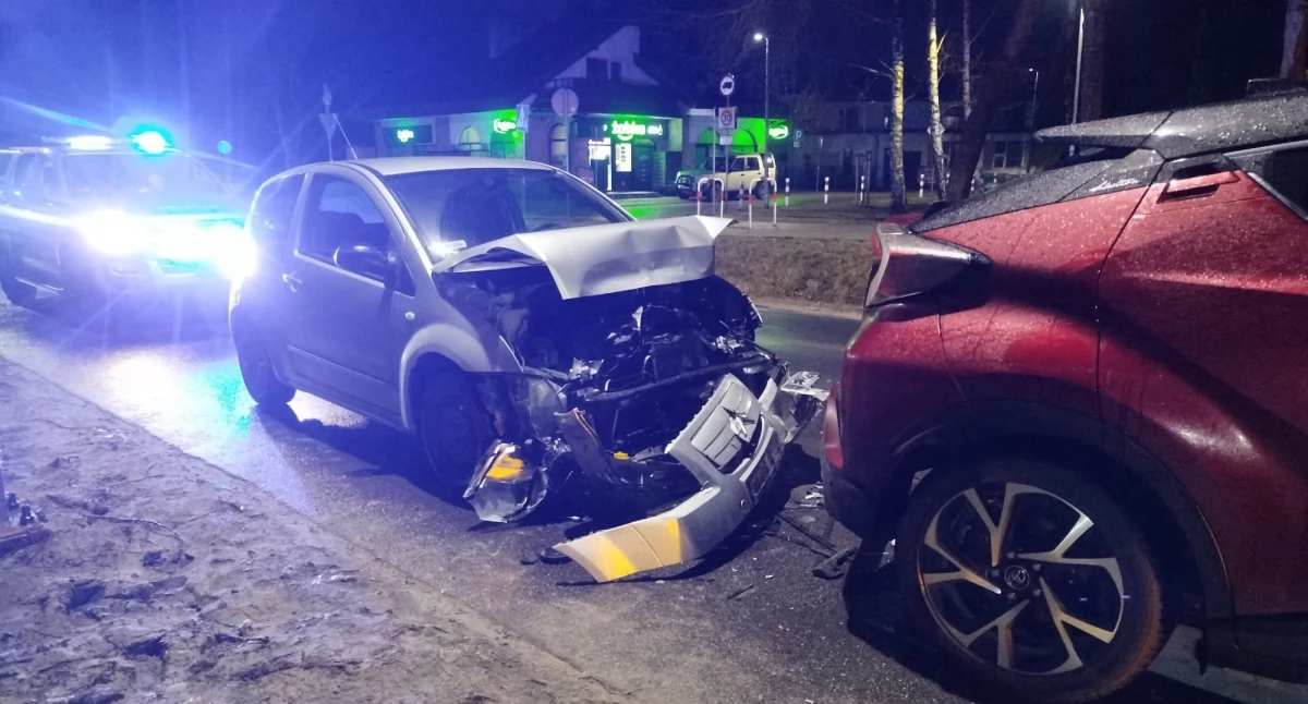 Wypadki drogowe, Citroen uderzył toyotę Kolizja przed przejściem pieszych - zdjęcie, fotografia