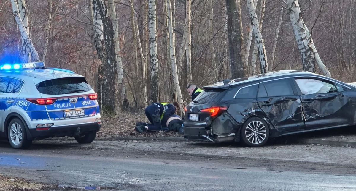 Wiadomości, Policyjny pościg Kołobrzegiem uderzyło drzewo kierowca został zabrany szpitala - zdjęcie, fotografia